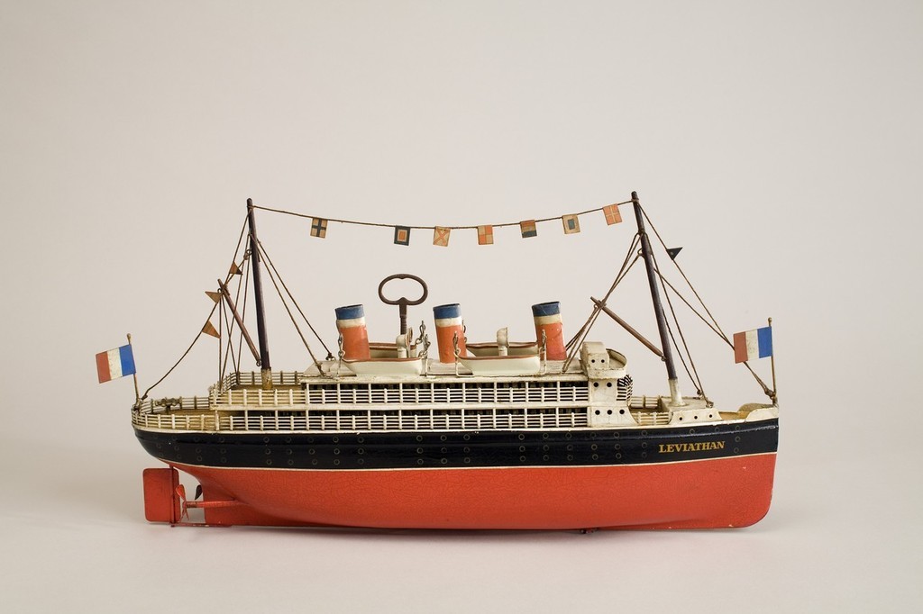 Léviathan passenger liner: Bing produced this little passenger liner in seven different sizes. The longest measured a metre, the smallest 20 cm. This 51 cm example was from the middle of the range © Australian National Maritime Museum http://www.anmm.gov.au